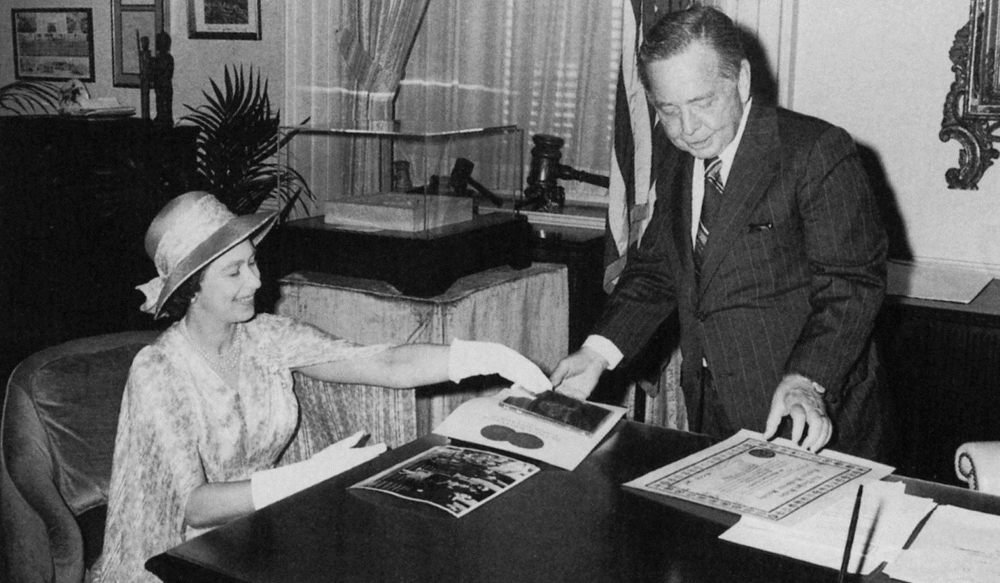 Carl Albert and Queen Elizabeth II, July 1976. Courtesy Oklahoma Hall of Fame Archives.
