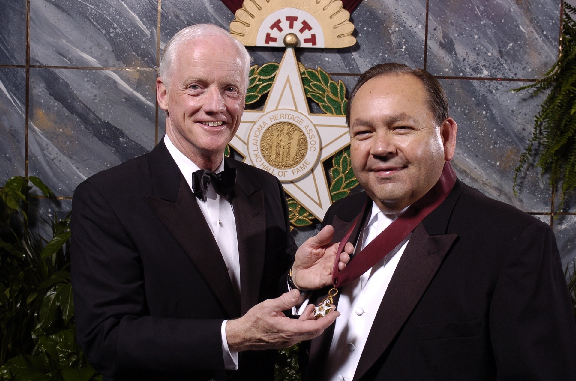 Gov. Bill Anoatubby with Oklahoma Gov. Frank Keating at the Oklahoma Hall of Fame Induction Ceremony, November 2004. Courtesy Oklahoma Hall of Fame Archives.