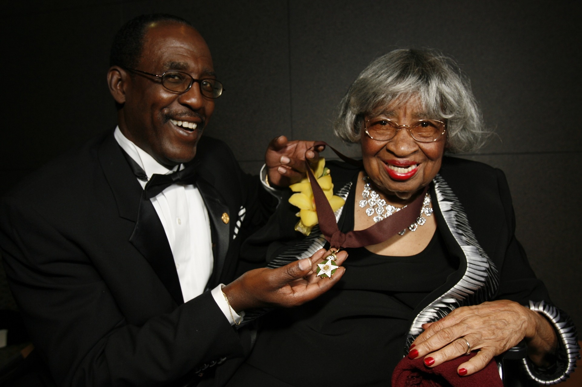 Clara Luper and Justice Tom Colbert at the Oklahoma Hall of Fame Induction Ceremony, 2007. Courtesy Oklahoma Hall of Fame Archives.